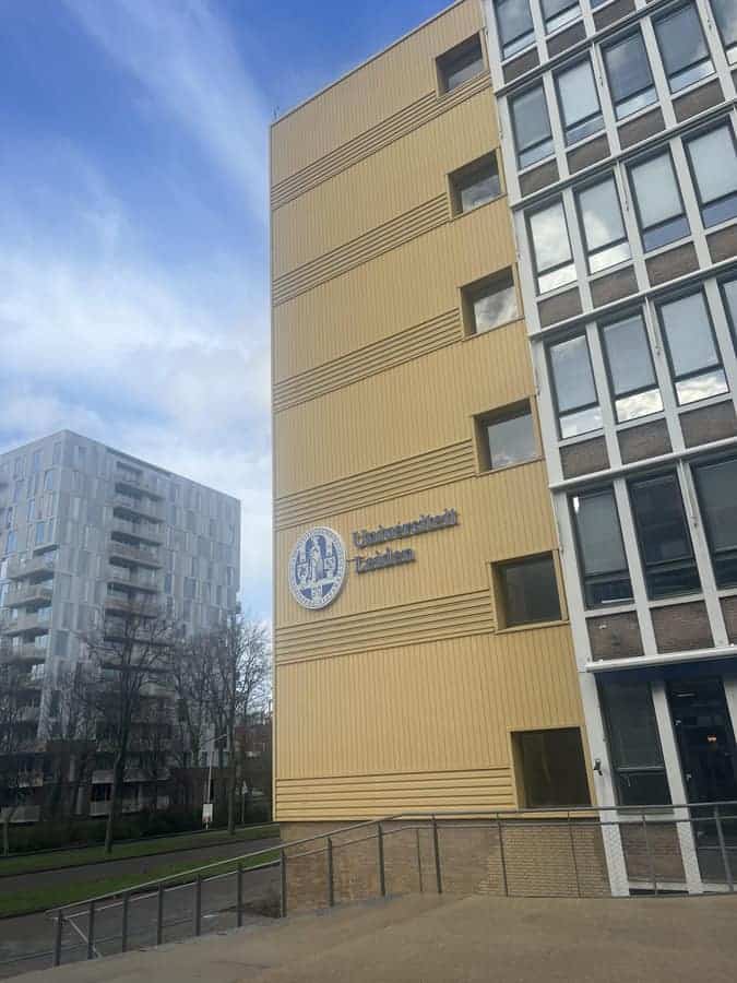 Τμήμα Ιστορίας και Αρχαιολογίας του Πανεπιστημίου Ιωαννίνων, κτίριο με μοντέρνο σχεδιασμό και χρώματ.